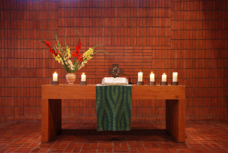 Erlöserkirche Altar mit Blumen