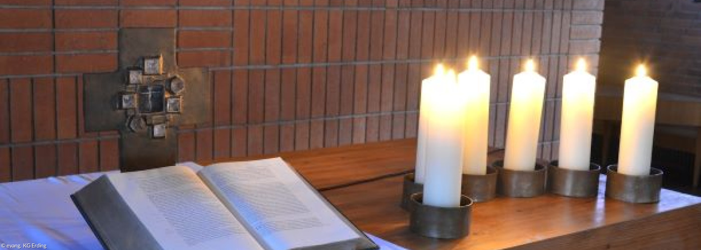 Altar Erlöserkirche mit Kerzen