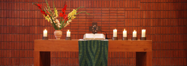 Erlöserkirche Altar mit Blumen