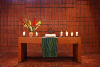 Erlöserkirche Altar mit Blumen