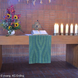 Erlöserkirche Altar mit Blumen