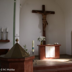 Taufstein und Altar der Christuskirche